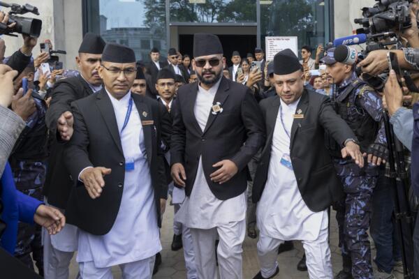 Balendra Shah, de 35 años, reacciona a su llegada a la ceremonia de juramento de los miembros recién elegidos del Parlamento de Nepal en el Parlamento Federal en Katmandú / Foto: EFE