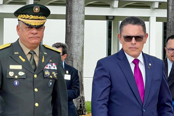 Fernández Onofre (izq.) ratificó el compromiso de RD en la sede del Comando Sur