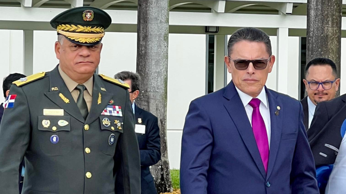 Fernández Onofre (izq.) ratificó el compromiso de RD en la sede del Comando Sur