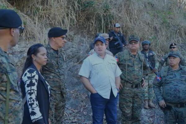  Una comisión mixta de autoridades civiles y militares, encabezada por el ministro de la Presidencia, José Ignacio Paliza.