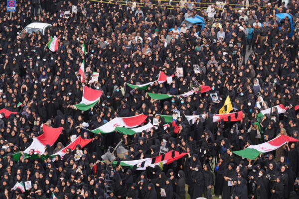Una imagen facilitada por el Departamento de Prensa Extranjera de Irán muestra a iraníes participando en el funeral de las víctimas de un ataque aéreo contra una escuela de niñas en la ciudad de Minab, en el sur de Irán, este martes. Al menos 165 alumnas y profesoras murieron el 28 de febrero de 2026 en un ataque aéreo israelí-estadounidense contra la escuela. (FOTO: EFE). 