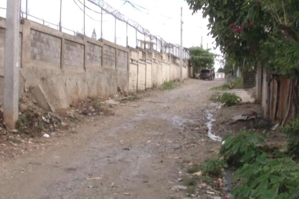 Comunitarios denuncian abandono de más de 29 años en calles del sector Bienvenido de Manoguayabo