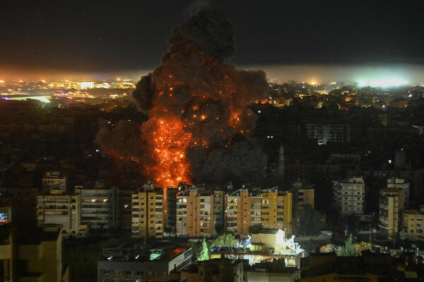 Una bola de fuego se eleva desde el lugar de un ataque aéreo israelí que tuvo como objetivo una zona en los suburbios del sur de Beirut durante la noche del 10 al 11 de marzo de 2026. (Foto de FADEL itani / AFP)
