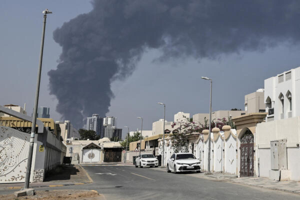 El 14 de marzo de 2026 se observa humo proveniente de una instalación energética en el emirato de Fujairah, en el Golfo Pérsico. (Foto de AFP) / ALTERNATIVE CROP