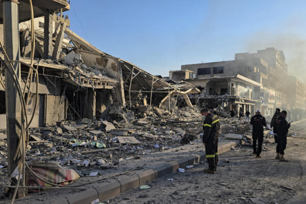 Rescatistas inspeccionan el lugar de un ataque aéreo israelí contra las oficinas de Al-Qard al-Hassan, una institución financiera vinculada a Hezbolá, en la ciudad costera de Tiro, al sur del Líbano, el 2 de marzo de 2026. (Foto de KAWNAT HAJU / AFP)

