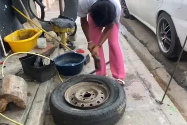 La entrega de las ayudas estuvo encabezada por el Viceministro de la Juventud, Fernando Arturo Lagares.