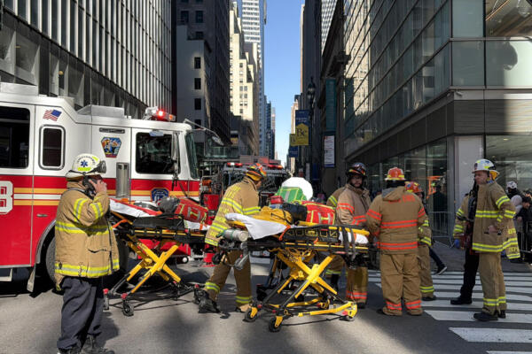 Integrantes del cuerpo de bomberos de Nueva York (FDNY) acuden este martes, a un incendio declarado en Nueva York (Estados Unidos). EFE/ Jan Téllez Asensio