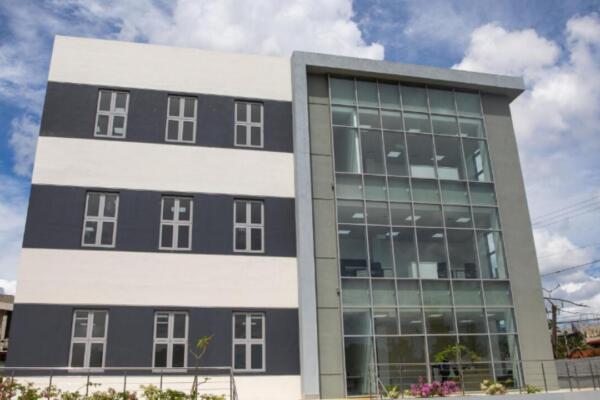 El presidente Luis Abinader entregó este domingo un nuevo edificio administrativo de la OMSA con una inversión de RD$117 millones.
