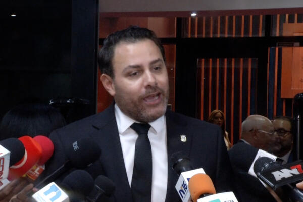 Senadores del PRM defienden gestión de obras del Gobierno tras críticas de la oposición.