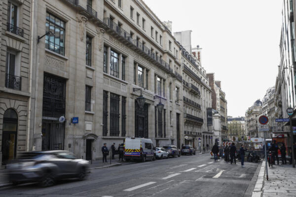 Esta fotografía muestra una vista exterior del edificio del Bank of America con vehículos policiales y de seguridad privada en el distrito 8 de París el 28 de marzo de 2026. (Foto de Sebastien DUPUY / AFP)