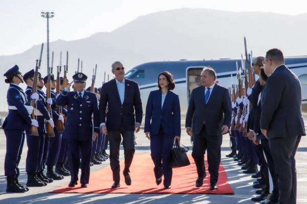 El presidente Luis Abinader, la primera dama Raquel Arbaje y el ministro de Relaciones Exteriores, Roberto Álvarez a su llegada a Chile. 