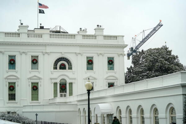 Fotografía del 5 de diciembre de 2025 de una grúa de construcción utilizada para edificar el nuevo salón de baile de la Casa Blanca se observa en los terrenos de la Casa Blanca en Washington, D.C., EE. UU. EFE/LEIGH VOGEL / POOL