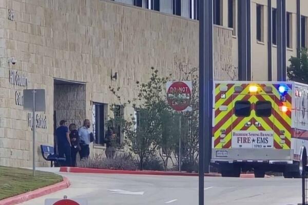 Estudiante hiere a maestra en escuela de Texas y se dispara