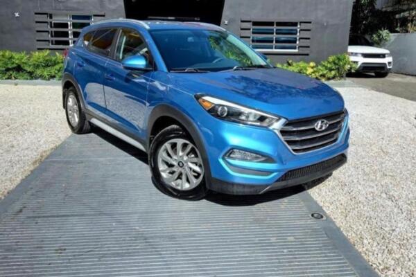 El vehículo robado es una Hyundai Tucson 2017 de color azul, con placa G582752. 