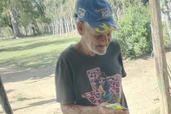Un adulto mayor que se identifica como Javier solicita ayuda para contactar a sus familiares.