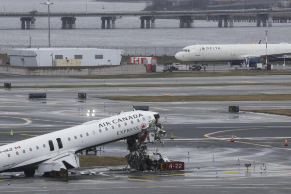 Aeropuerto LaGuardia de Nueva York reabre tras choque mortal entre avión y camión en pista