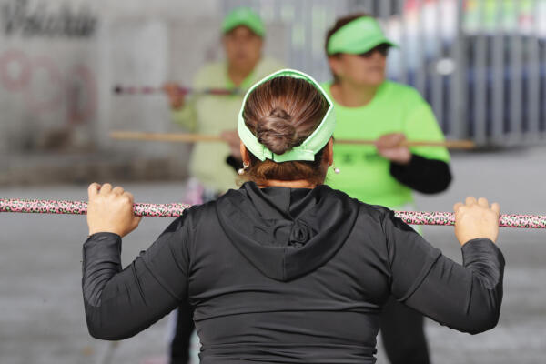 Mujeres participan en una clase de zumba en un deportivo en la Ciudad de México (México). Imagen de archivo. EFE/ Mario Guzmán