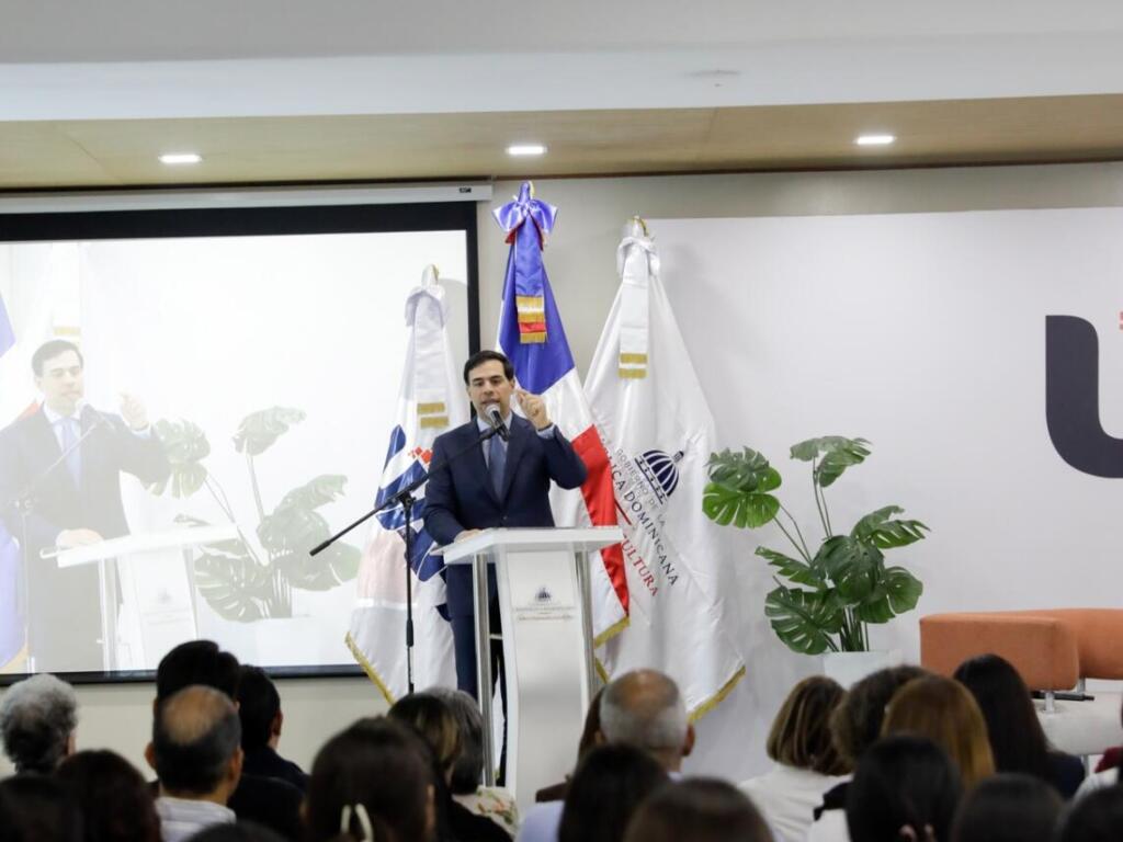 Roberto Ángel Salcedo dicta conferencia en la UAPA