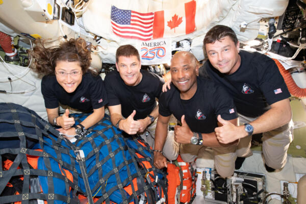 Fotografía cedida donde aparecen los integrantes de la tripulación de la misión Artemis II, los astronautas de la NASA, la especialista de misión Christina Koch (i), el piloto Victor Glover (2d), el comandante Reid Wiseman (d), y el astronauta de la Agencia Espacial Canadiense (CSA), el especialista de misión Jeremy Hansen (2i), posando este martes en el interior de la nave espacial Orion. EFE/NASA
