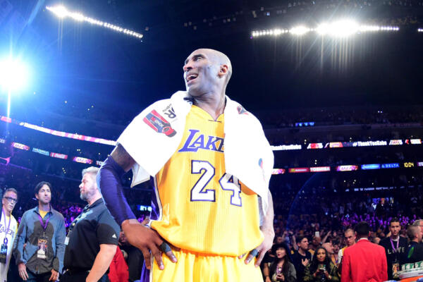 Kobe Bryant #24 de Los Angeles Lakers celebra tras anotar 60 puntos en su último partido de la NBA en el Staples Center el 13 de abril de 2016 en Los Ángeles, California. / foto: AFP