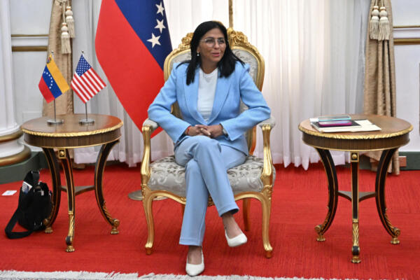 Estados Unidos levantó el miércoles las sanciones contra la presidenta interna de Venezuela, Delcy Rodríguez.