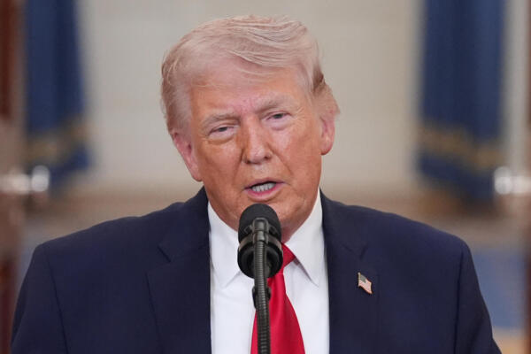 El presidente estadounidense Donald Trump pronuncia un discurso televisado sobre el conflicto en Oriente Medio desde el Salón de la Cruz de la Casa Blanca en Washington, D.C., el 1 de abril de 2026. (Foto de Alex Brandon / POOL / AFP) 