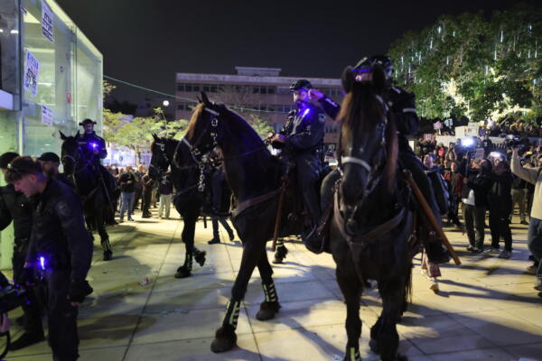 La policía montada israelí interviene durante una protesta de activistas de izquierda contra la guerra con Irán en la plaza HaBima de Tel Aviv el 4 de abril de 2026. (Foto de Ilia YEFIMOVICH / AFP)