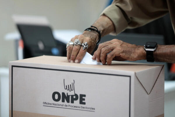 Policías y fiscales intervinieron este domingo las oficinas de la autoridad electoral de Perú, sumido en una profunda crisis política.