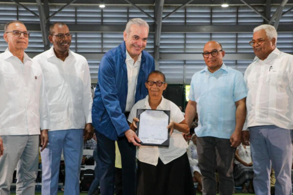 El presidente Luis Abinader encabeza la entrega de títulos de propiedad a familias de Los Guandules, en Nuevo Domingo Savio.
