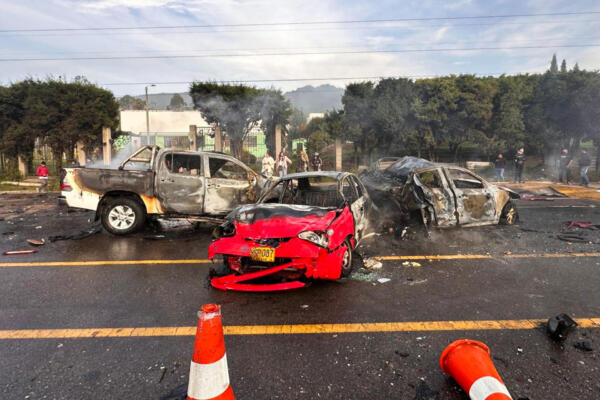 Fotografía tomada de la cuenta oficial en la red social X del gobernador de Cundinamarca, @JorgeEmilioRey, que muestra el accidente registrado este miércoles en la carretera que conecta los municipios de Zipaquirá y Ubaté (Colombia). EFE/ @JorgeEmilioRey