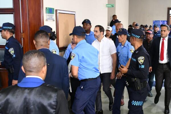 Antonio y Maribel Espaillat son trasladados bajo una fuerte custodia policial a audiencia este lunes 20 de abril / foto: CDN / Félix de la Cruz.