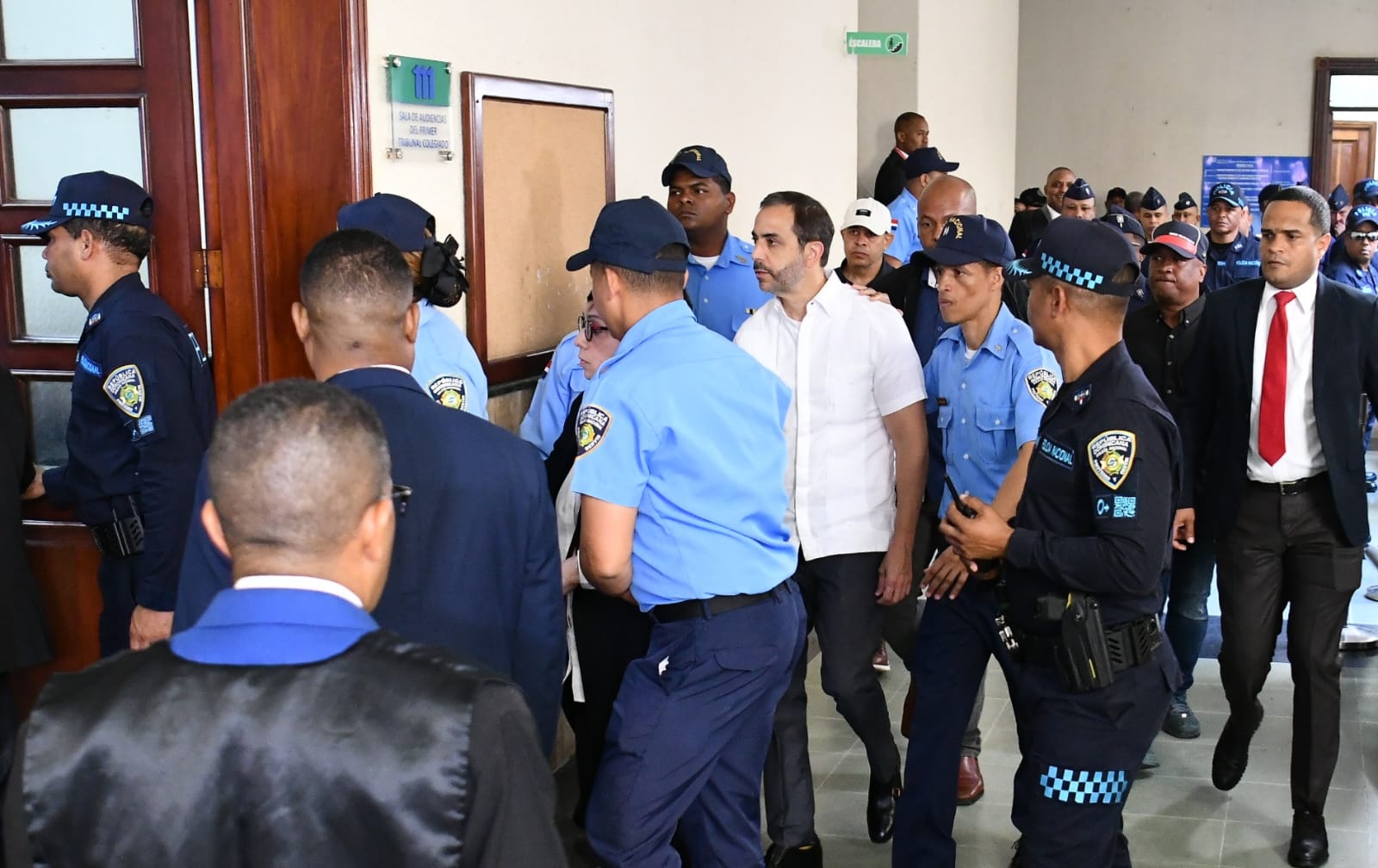 Antonio y Maribel Espaillat son trasladados bajo una fuerte custodia policial a audiencia este lunes 20 de abril / foto: CDN / Félix de la Cruz.
