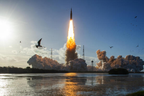 La misión lunar tripulada Artemis II despegó de la plataforma 39B del Centro Espacial Kennedy en Cabo Cañaveral, Florida, el 1 de abril de 2026. (Foto de Jim Watson / AFP) 