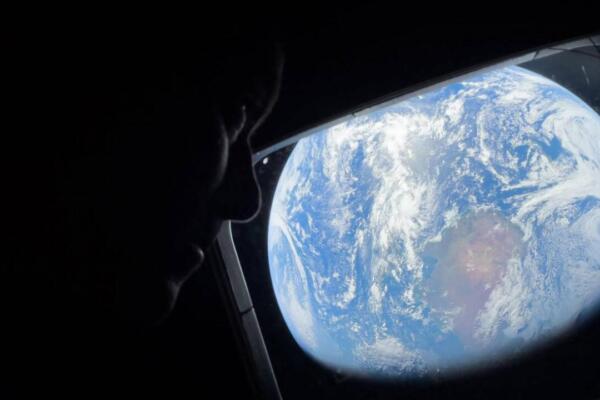 El comandante Reid Wiseman observa la Tierra mientras continúan adentrándose en el espacio hacia la Luna / Foto: NASA
