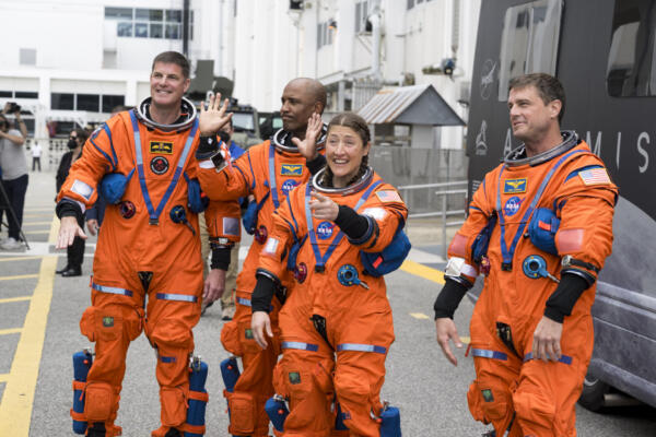 Astronautas a bordo del cohete para histórico lanzamiento a la Luna de Artemis II