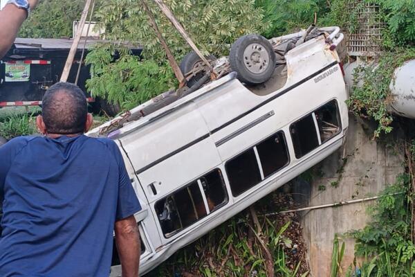 Rescatistas y autoridades brindan asistencia tras el accidente ocurrido en el cruce Cabral–Barahona.