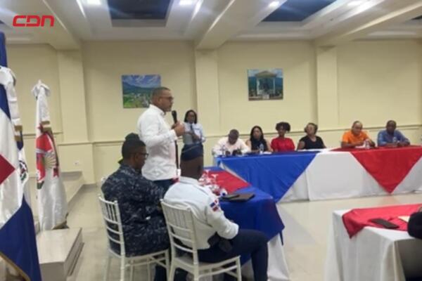 Autoridades y comunitarios participan en la mesa de seguridad ciudadana realizada en el Ayuntamiento de Villa Altagracia.