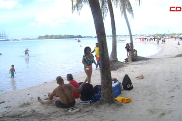 Ambiente tranquilo y con baja asistencia de visitantes en la playa de Boca Chica durante el Viernes Santo.