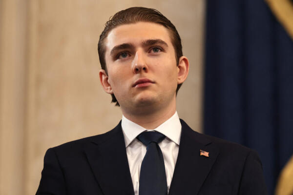 Barron Trump asiste a la toma de posesión de su padre, el presidente electo de Estados Unidos, Donald Trump, en la Rotonda del Capitolio el 20 de enero de 2025 en Washington, D.C. Trump asume el cargo para su segundo mandato no consecutivo como el 47.º presidente de Estados Unidos. (Foto de Chip Somodevilla / POOL / AFP)

