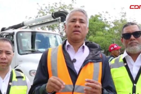 Brigadas de Coraasan realizan labores de limpieza en registros sanitarios para prevenir inundaciones en Santiago.