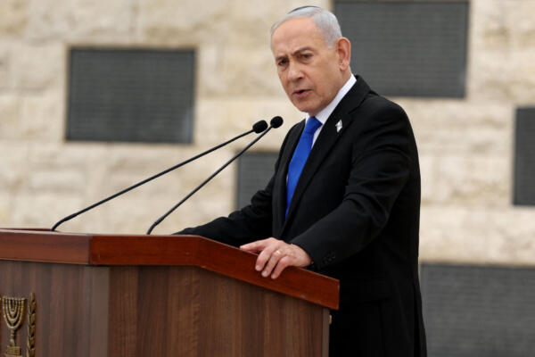 El primer ministro israelí, Benjamin Netanyahu, pronuncia un discurso durante una ceremonia en conmemoración del Día del Recuerdo de los soldados caídos en Israel, o Yom HaZikaron, en el Cementerio Militar del Monte Herzl en Jerusalén, el 21 de abril de 2026. (Foto de Ilia YEFIMOVICH / POOL / AFP)
