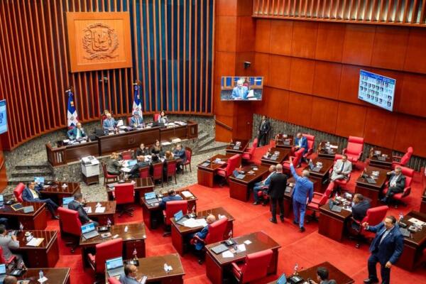 Poca asistencia de partidos políticos en comisión del Senado que estudia ley contra financiamiento ilícito