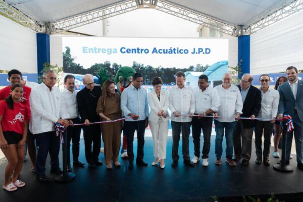 En el acto de entrega participaron además la alcaldesa del Distrito Nacional, Carolina Mejía; el presidente del Comité Olímpico Dominicano (COD), Radhamés Tavárez, presidente de la Federación Dominicana de Natación, el presidente de Centro Caribe Sports, Luisín Mejía, Felipe Vicini, presidente de CRESO, junto a otras autoridades del sector deportivo y gubernamental.