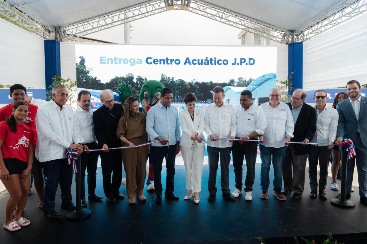 En el acto de entrega participaron además la alcaldesa del Distrito Nacional, Carolina Mejía; el presidente del Comité Olímpico Dominicano (COD), Radhamés Tavárez, presidente de la Federación Dominicana de Natación, el presidente de Centro Caribe Sports, Luisín Mejía, Felipe Vicini, presidente de CRESO, junto a otras autoridades del sector deportivo y gubernamental.