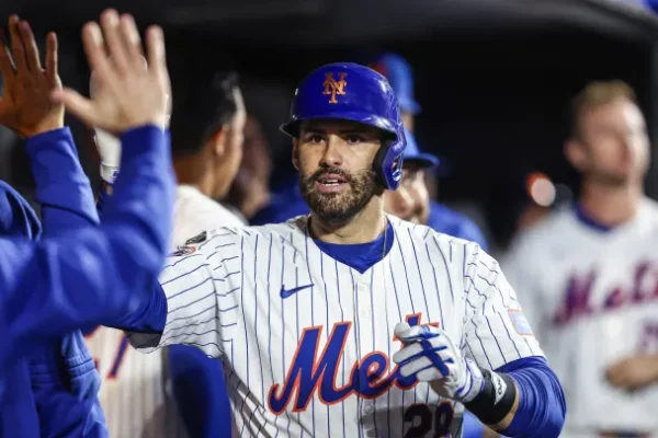 Martínez, de 38 años, jugó por última vez en las Grandes Ligas con los Mets en el 2024. Tuvo una línea ofensiva de .235/.320/.406 en 120 encuentros de temporada regular