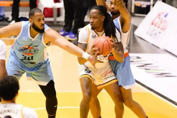 En el tercer tiempo, los Metros impusieron su poderío y con un arranque 12-3 se despegaron 58-45, con 6:32. La ventaja se extendió a 20 (70-50), cuando Fairley hizo un donqueo con 6:32. Poco se anotó en el resto del camino y la pizarra marcó 74-56 tras tres períodos.

