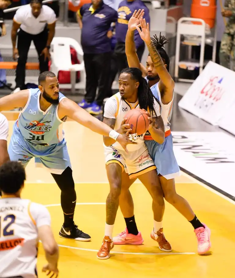 En el tercer tiempo, los Metros impusieron su poderío y con un arranque 12-3 se despegaron 58-45, con 6:32. La ventaja se extendió a 20 (70-50), cuando Fairley hizo un donqueo con 6:32. Poco se anotó en el resto del camino y la pizarra marcó 74-56 tras tres períodos.