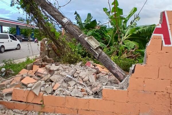 Camión choca contra panadería en Barahona tras falla mecánica
