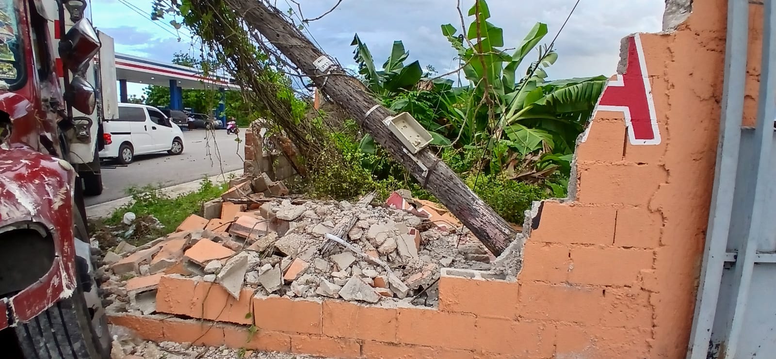 Camión impacta pared de establecimiento