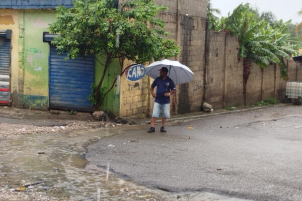 Un hombre espera un carrito en el control de la ruta Canaán-kilómetro 9 este miércoles.